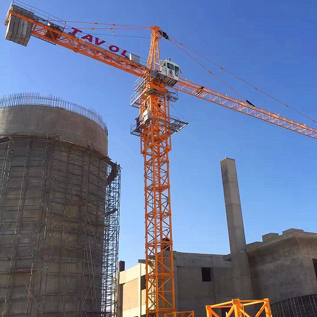 Serviço de guindaste de torre Hammerhead Topkit em fábrica de cimento