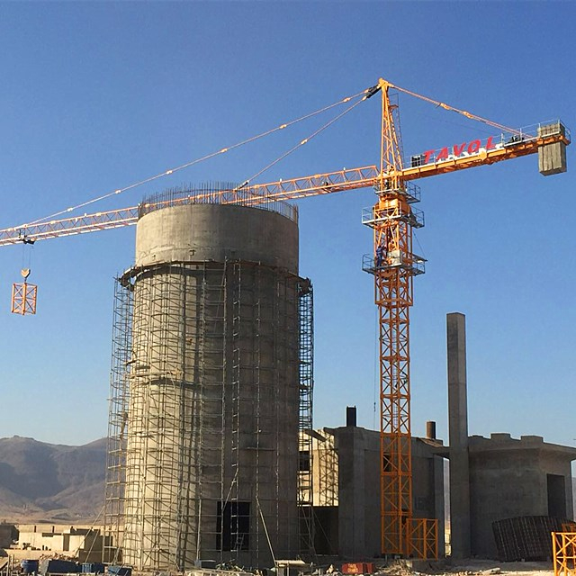 Serviço de guindaste de torre Hammerhead Topkit em fábrica de cimento