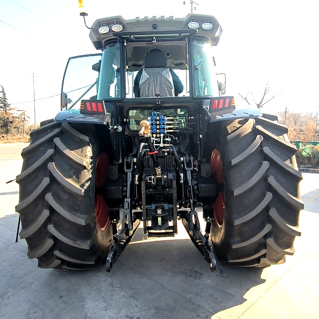 Trator de rodas 280HP 4WD TL2804 - Grupo Tavol