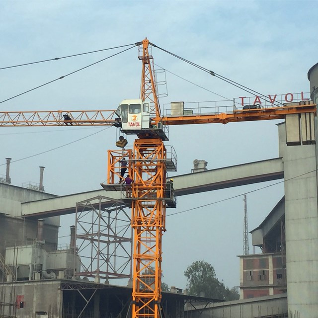 guindaste de torre em fábrica de cimento