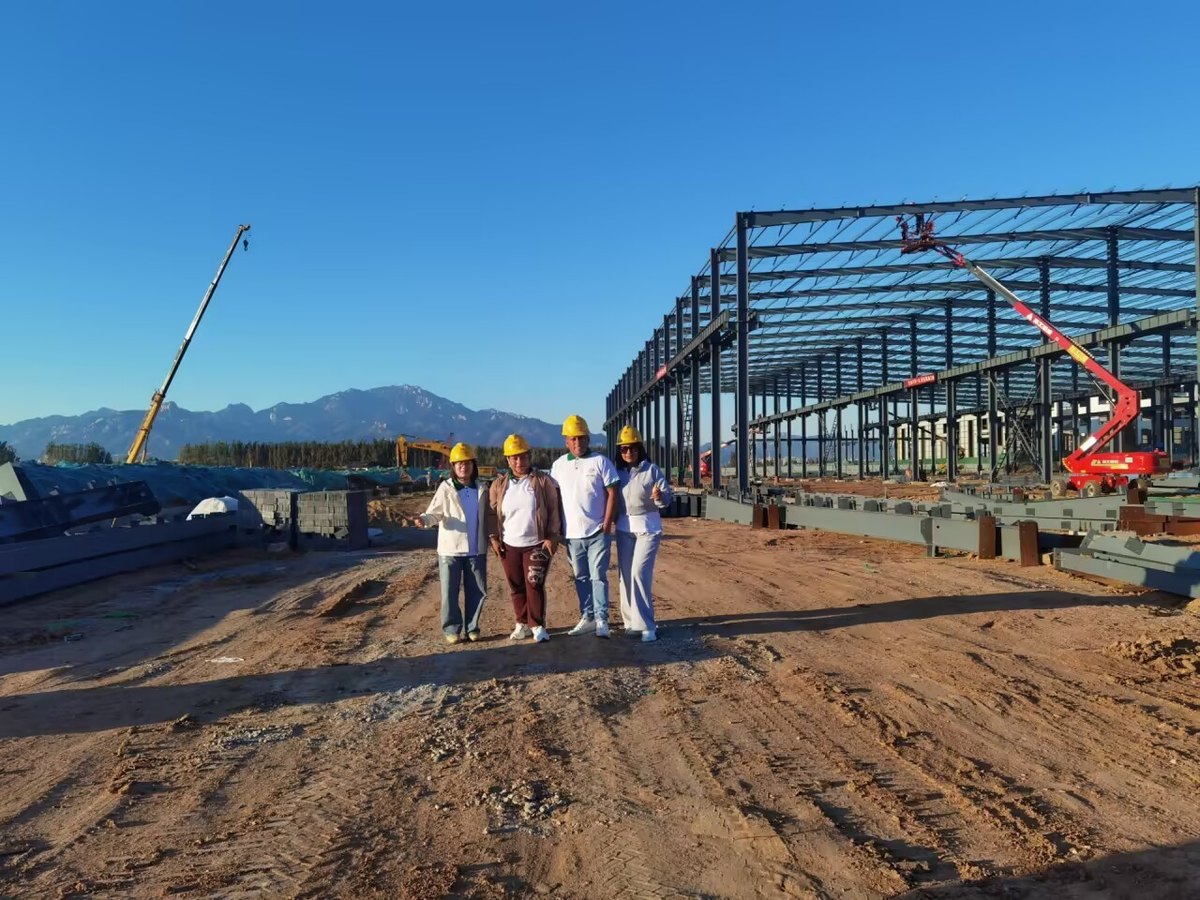 Equipe peruana de revendedores de empilhadeiras na nova oficina Tavol em constru&ccedil;&atilde;o