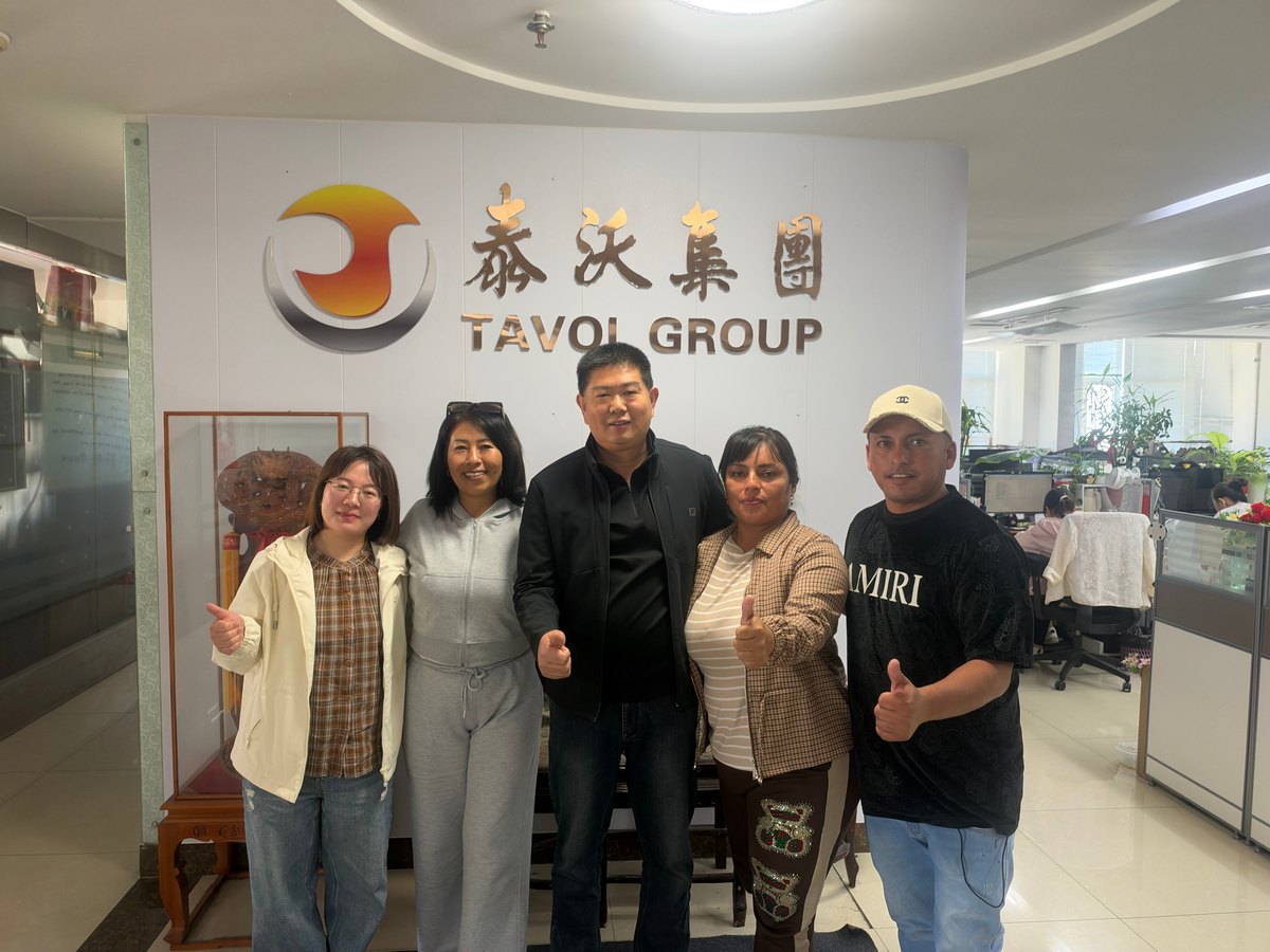 Equipe de revendedores peruanos na sede do Grupo Tavol em Tai