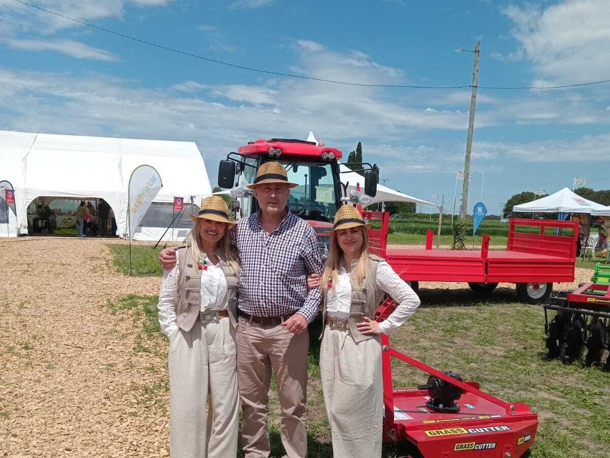 Visitantes na exposi&ccedil;&atilde;o Tavol durante feira de m&aacute;quinas para jardinagem e paisagismo na Argentina