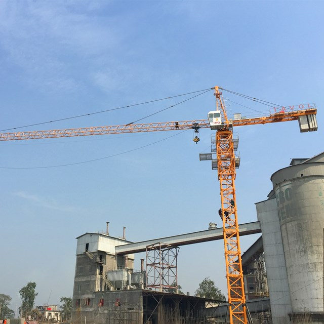 Serviço de guindaste de torre Hammerhead Topkit em fábrica de cimento