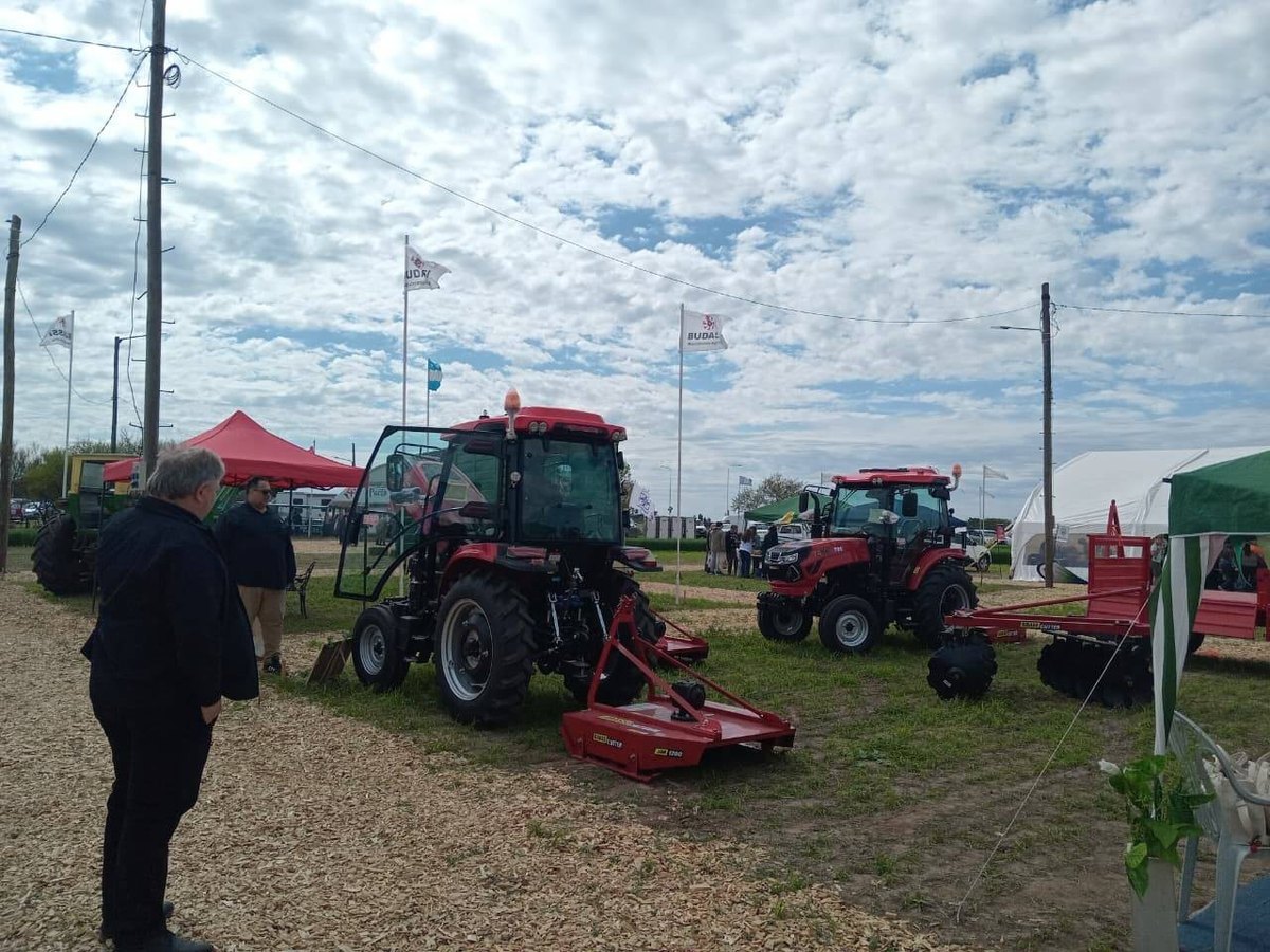 Tratores TAVOL com cortador de grama rotativo e reboque agr&iacute;cola em uma exposi&ccedil;&atilde;o de m&aacute;quinas de jardim na Argentina